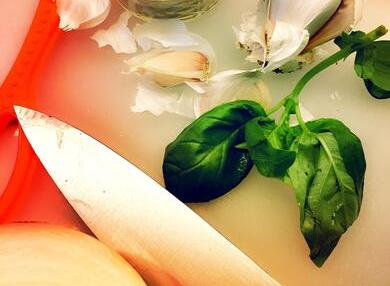 How To Sharpen Kitchen Knives with A Sharpener?