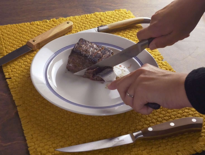 What's the Difference Between a Forged and Stamped Knife Set_2